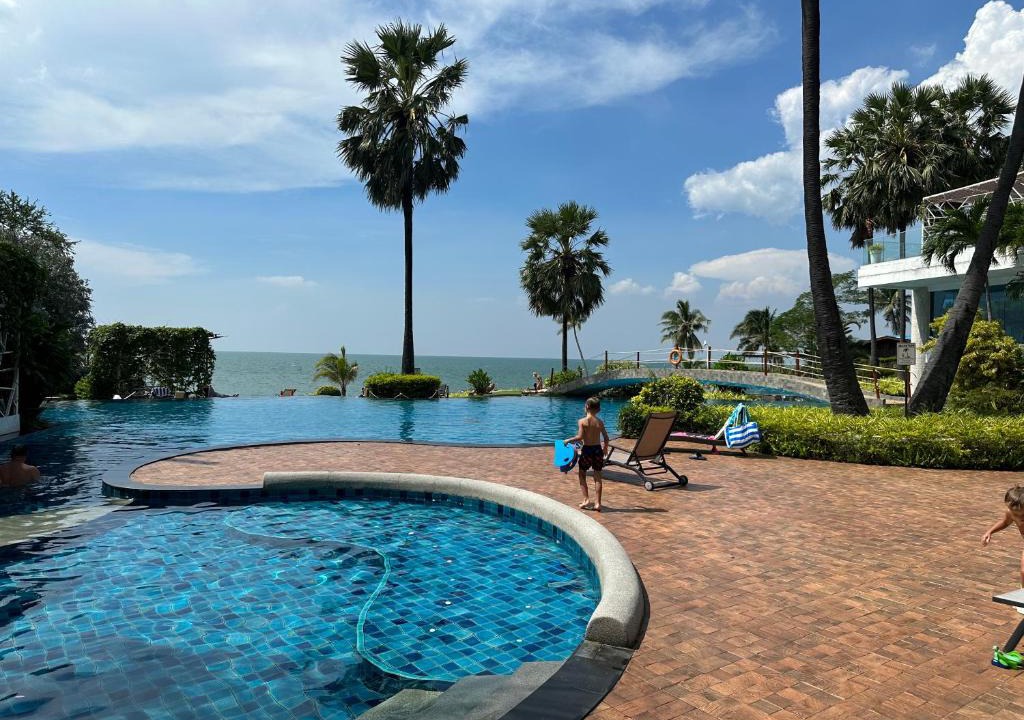 North Pattaya Apartment | 2-bedroom luxury condo with pool and beach access