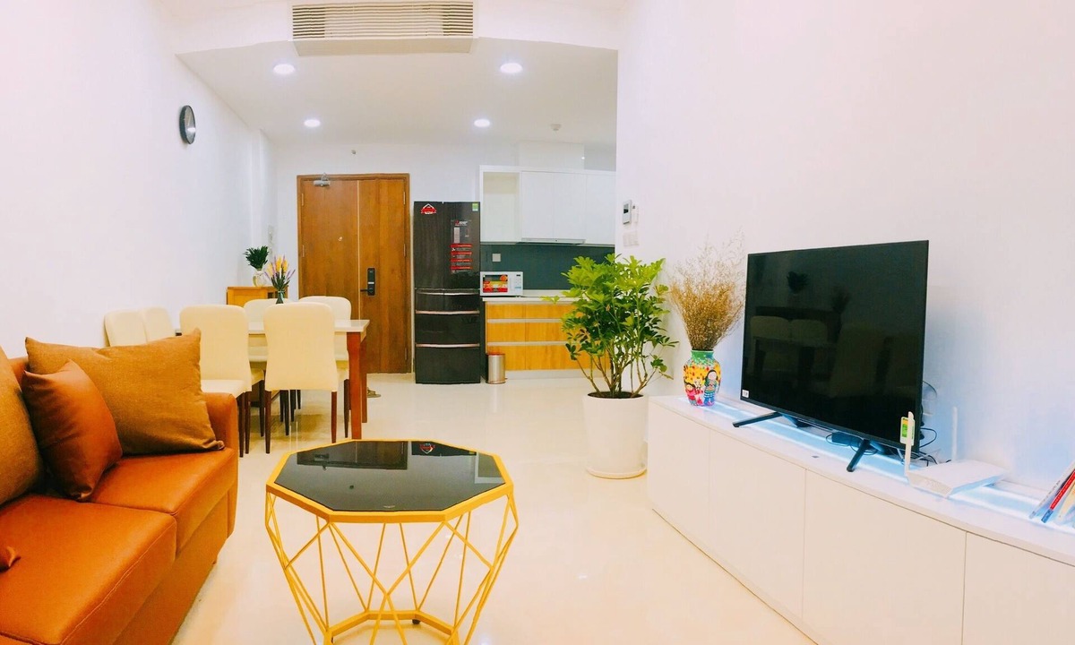 District 7 House | 2 BR 2 BA 5 SLEEP BALCONY POOL Live downtown SaiGon