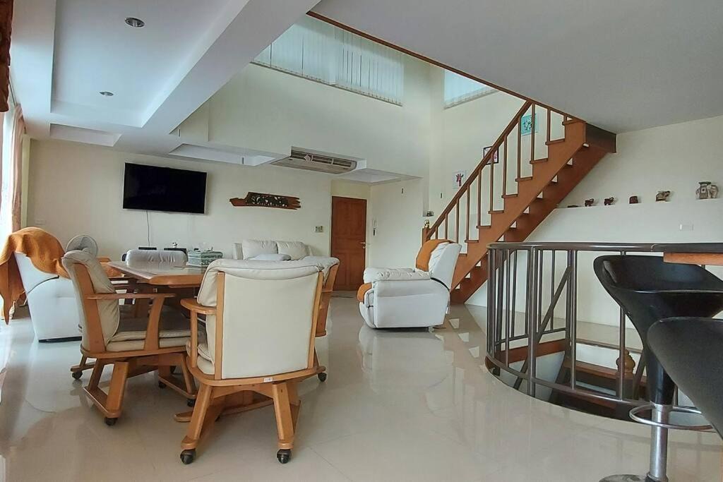 Na Kluea Apartment | 3-story apartment. Beach location.