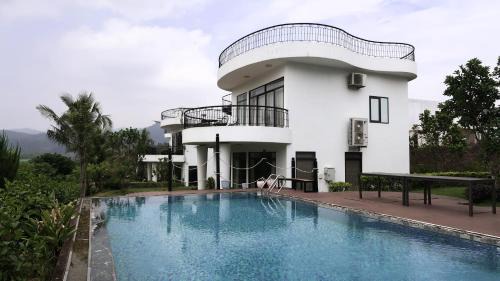 Luong Son Villa | 3BR Lake View Ivory Hoa Binh Villa