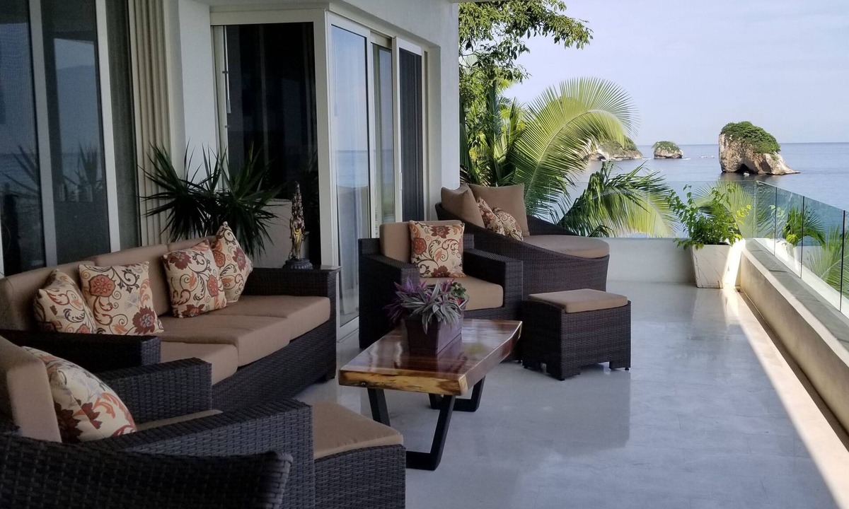 Mismaloya Condo | A Dream Worth Dreaming is a 3 bedroom 31/2 bathrooms beachfront property.