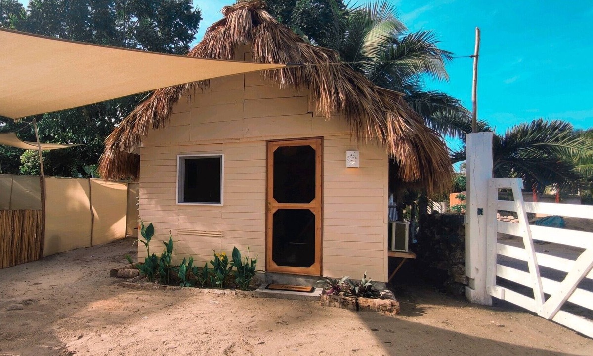 El Cuyo House | Adorable Studio with Air Conditioning & Wifi 3 minutes from the beach!