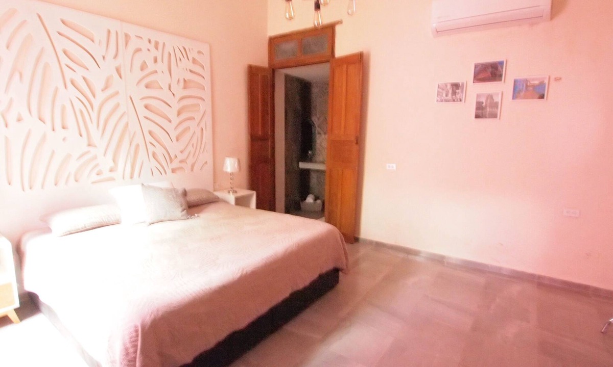 Zona Paseo Montejo Villa | Amplia Suite de 2R con Cocineta, Comedor, Patio y Mini Alberca Privada