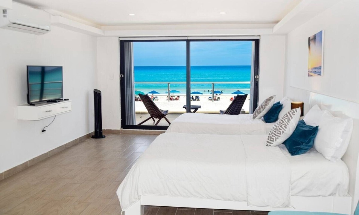 Zona Hotelera Apartment | Beach front Villa, great location, steps from the beach!