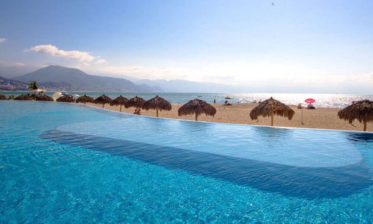 South Hotel Zone Condo | Beachfront 1BR | Pools, Gym, Restaurant & Parking