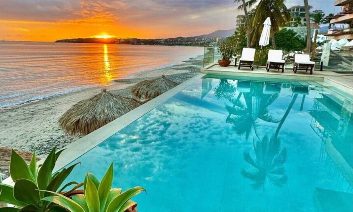 Bucerias Apartment | Beachfront Luxury Penthouse in Mar Azul in Bucerias | Sleeps 8 | 4BR/3BA 🌊 Stay in style at this brand-new beachfront penthouse in Bucerías! Featuring 4 bedrooms, 3 full baths, and 9 beds, it comfortably sleeps up to 8 guests. Enjoy high ceil