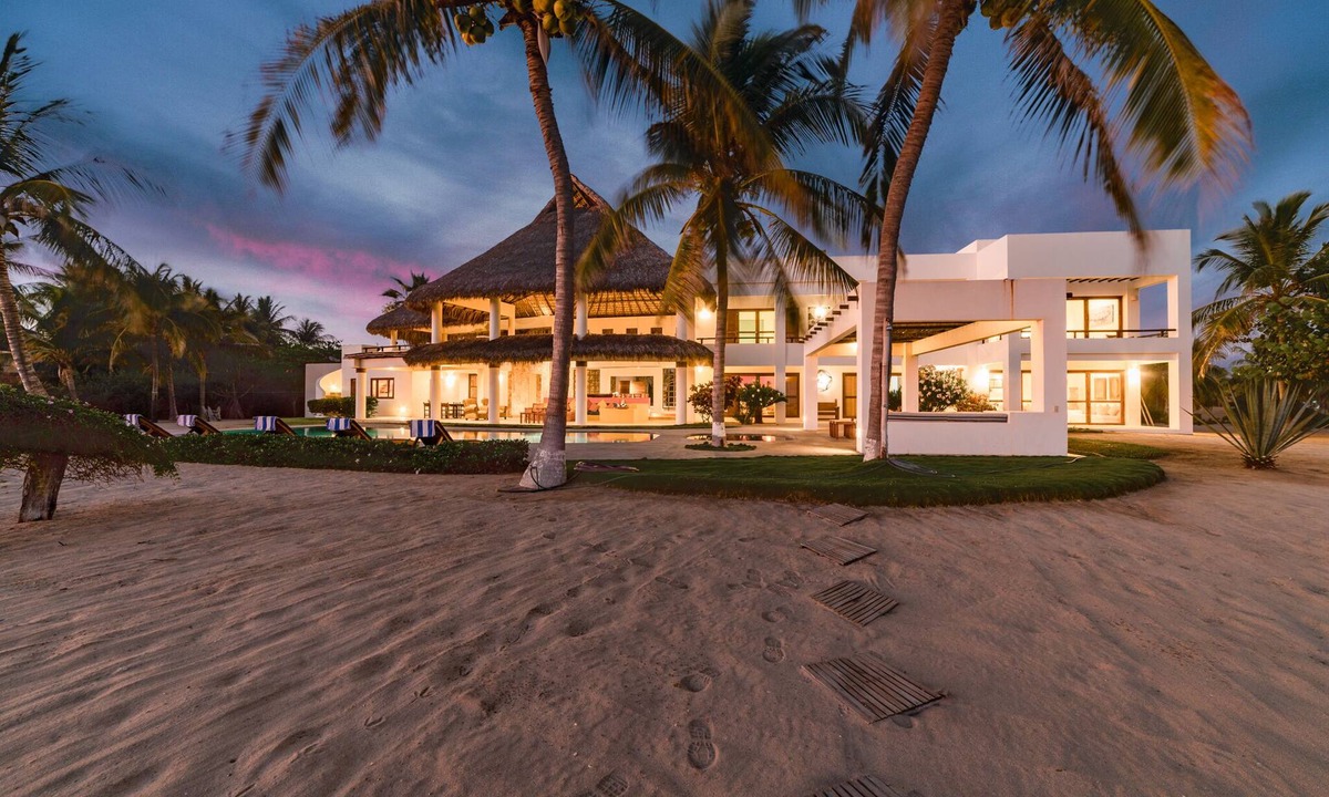 Barra de Colotepec Villa | Beachfront Open-Air Oasis