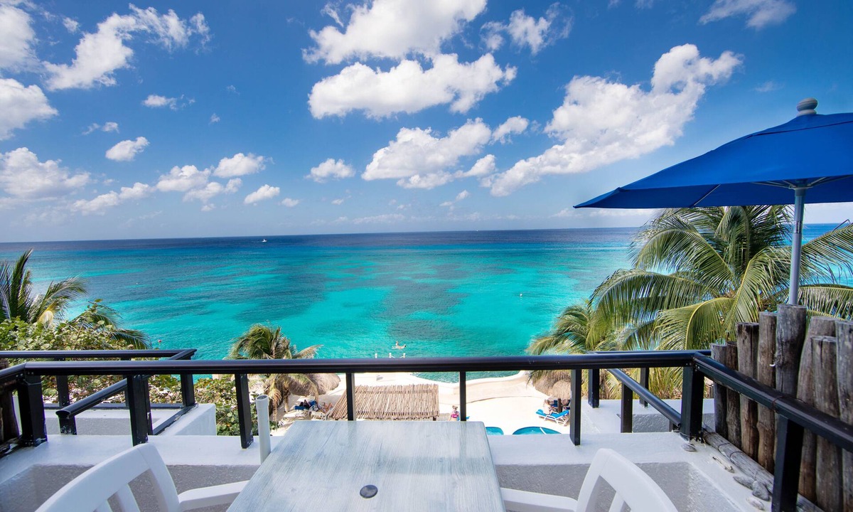 Zona Hotelera Norte Condo | Beachfront Studio for Two-All Amenities half the price NrTown Snorkeling thebest