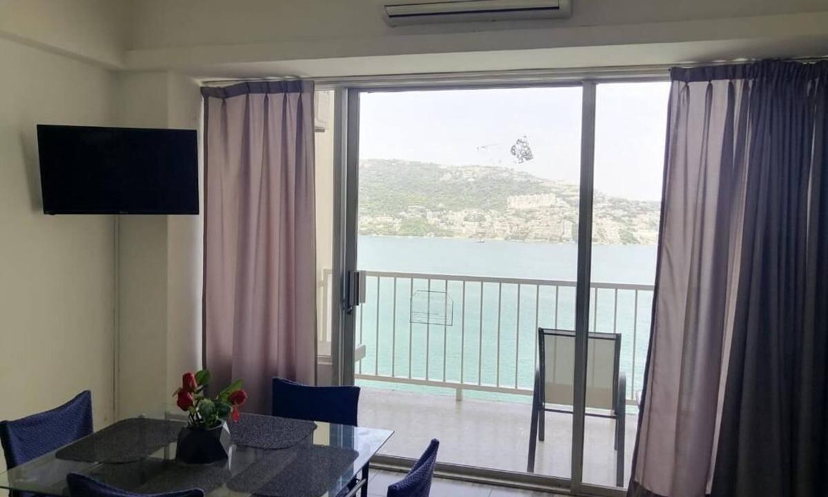 Club Deportivo Apartment | Beautiful Twin Towers Suite with balcony and stunning sea view