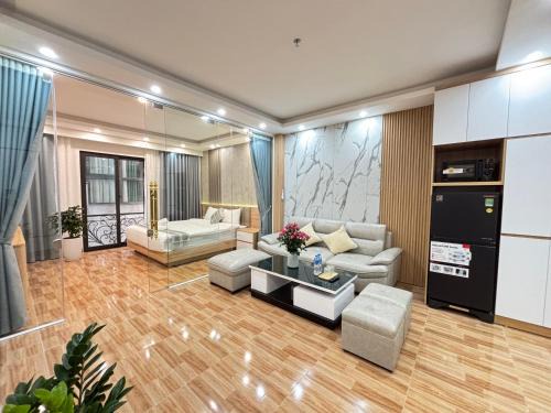 Nhat Tan Apartment | Bright Apartment near the lake