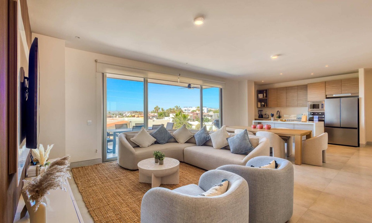 El Tezal Condo | Bright coastal condo with ocean-view balcony, gym, pools, BBQ & kid’s park