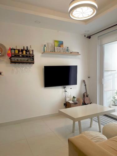 Binh Chanh Apartment | Căn hộ 1PN 1WC sofa phòng khách, ban công rộng, netflix
