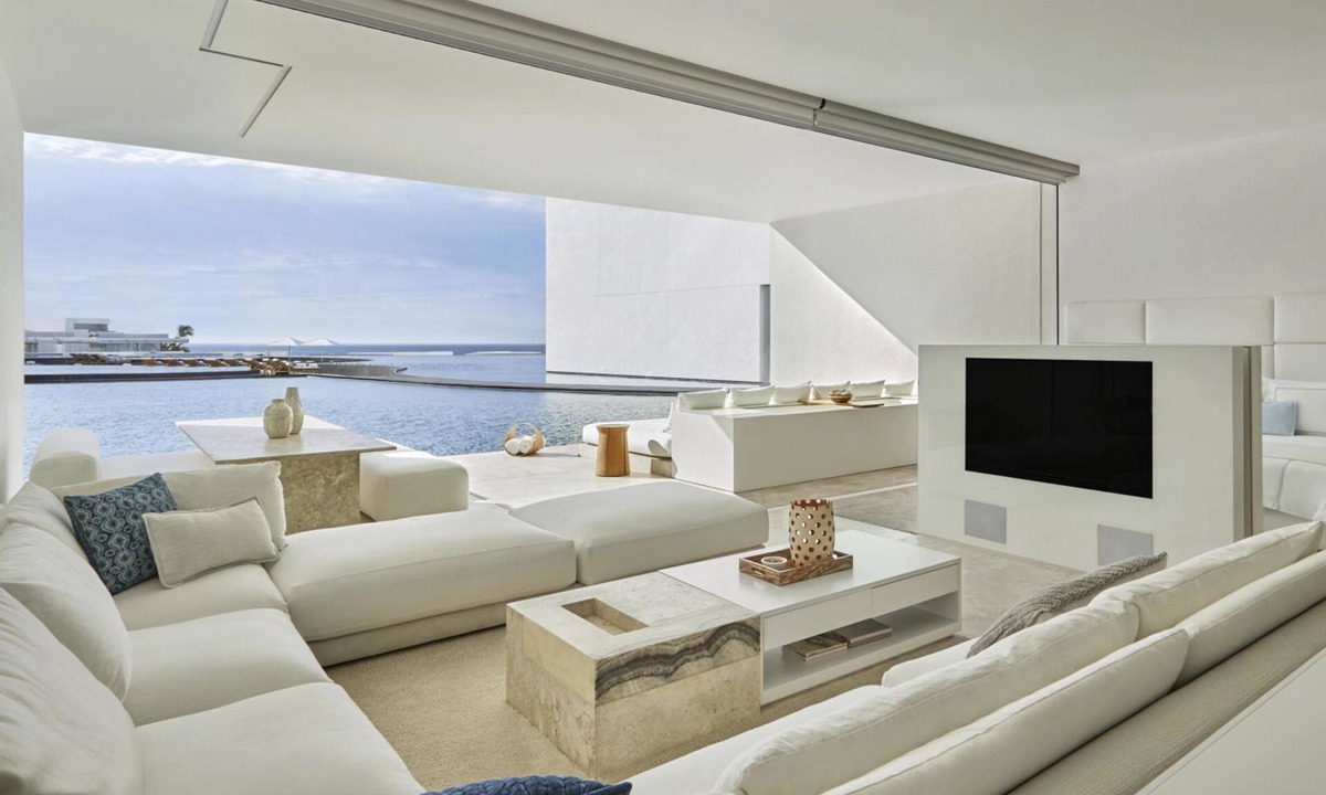 Zona Hotelera House | Cabo Coastal Escape: Beachfront, 5 Swimming Pools, Pet-friendly, Free Parking!