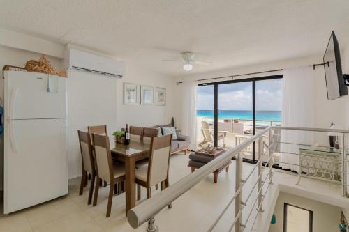 Zona Hotelera Apartment | Cancun Hotel Zone -2 BR Beachfront, Bright and Spacious