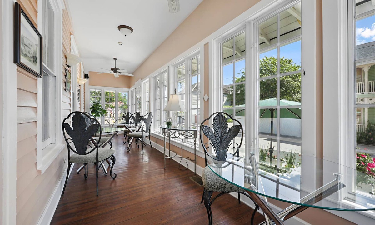 Downtown Historic District Bed & Breakfast | Carriage Way Centennial