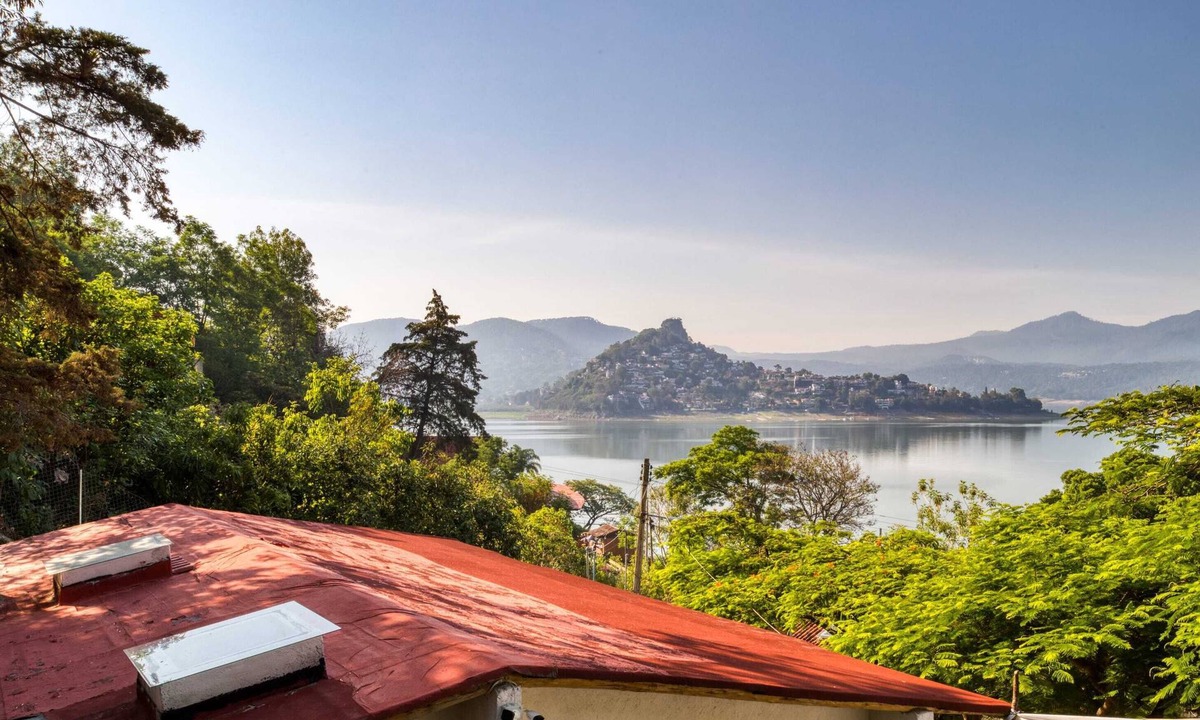 El Santuario Cabin | Casa La Serena: Lakeview Cabin in Valle de Bravo