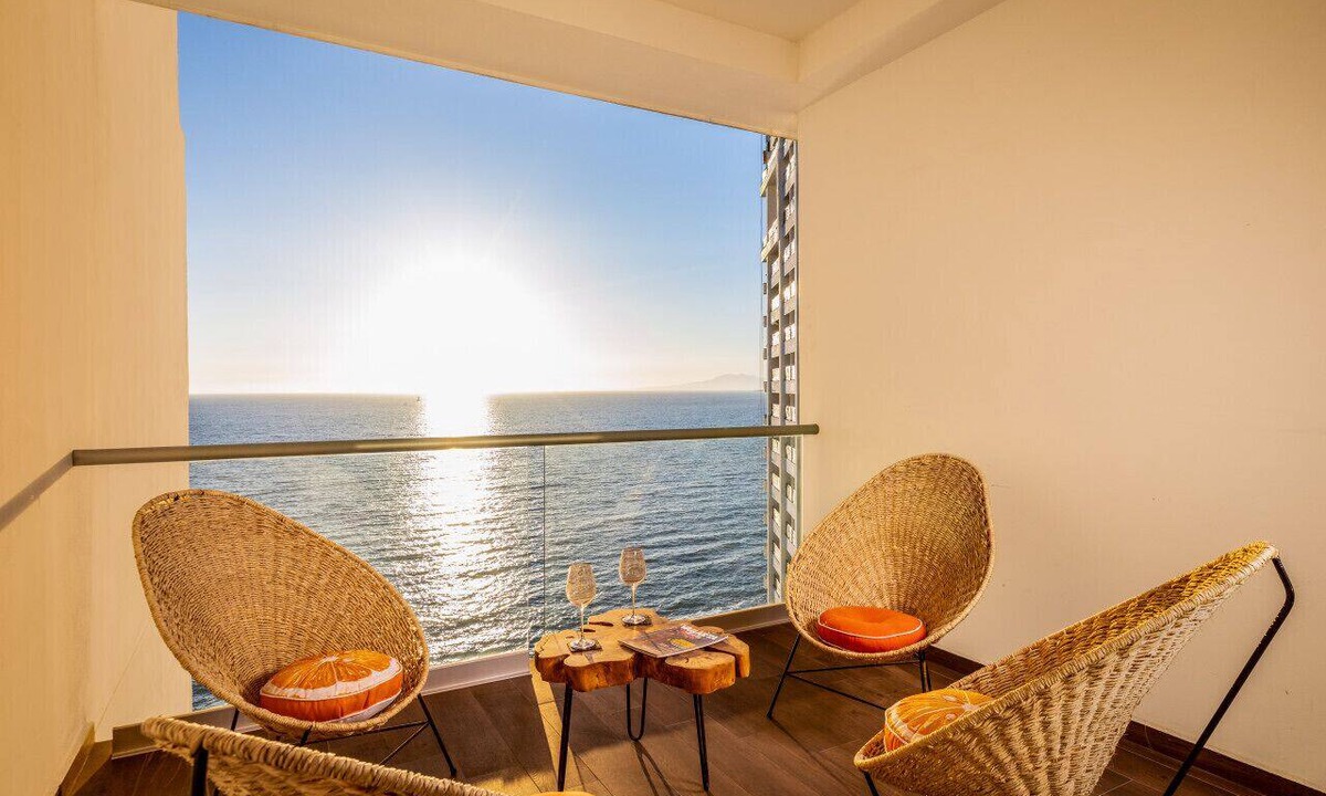 Las Glorias Apartment | Chic Oceanfront Studio Loft – Unique Art & Views
