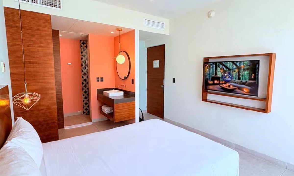 Centro Hotel | Chic Queen Deluxe Suite in the Heart of PDC