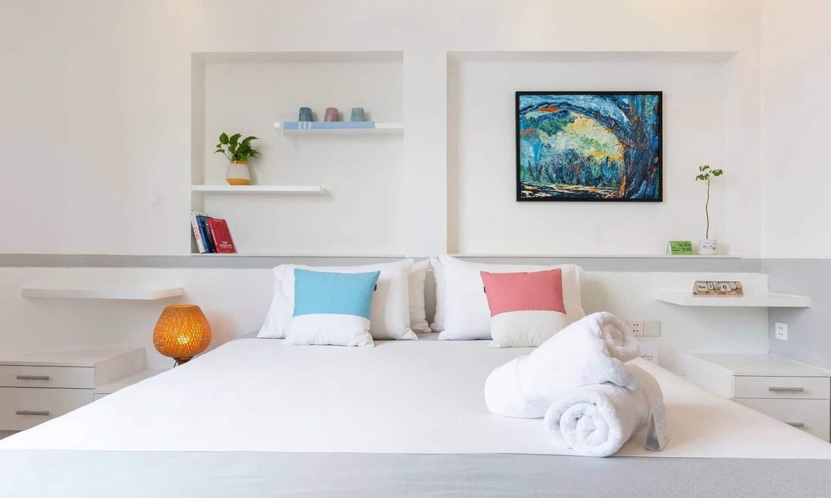Phuong 15 Apartment | Christina's NT42 SUITE w/KING-SIZED Bed in CENTER