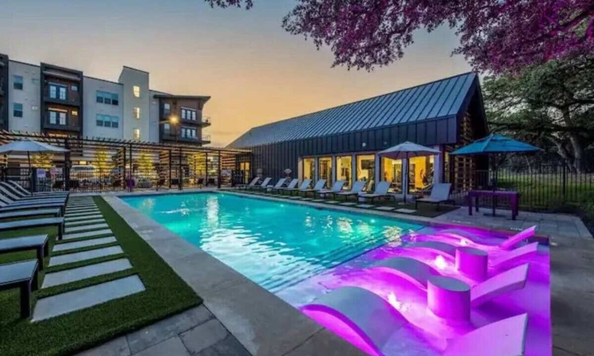 West Oak Hill Apartment | Classy Modern Studio with Pool plus Golf Sim