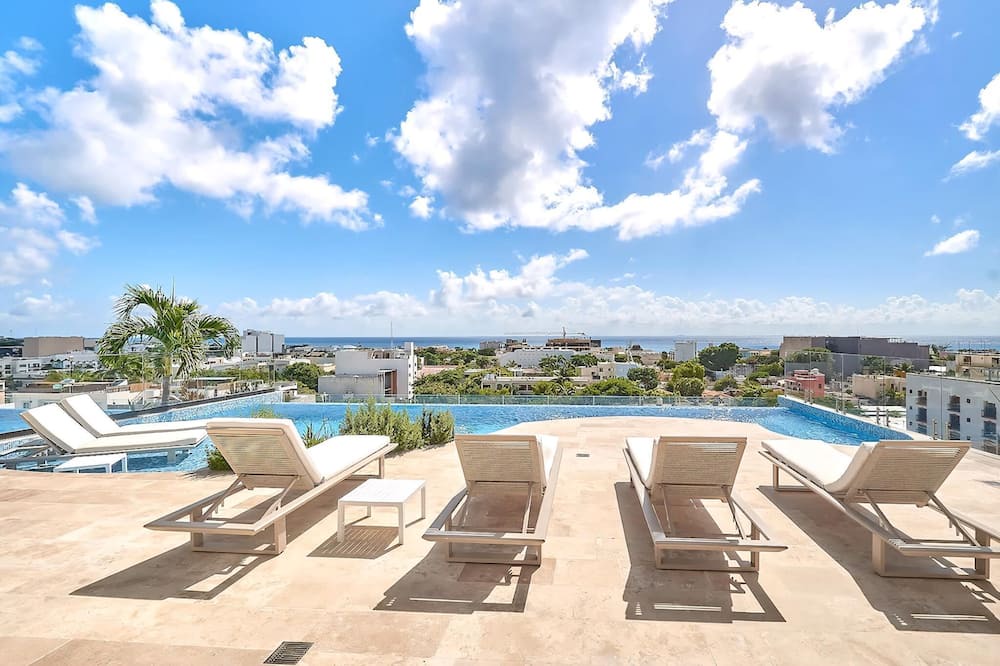 Centro Apartment | Coastal escape w/rooftop pool, gym & beach walk