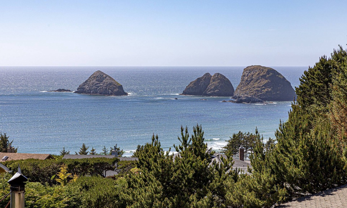 Oceanside House | Commanding Ocean view!