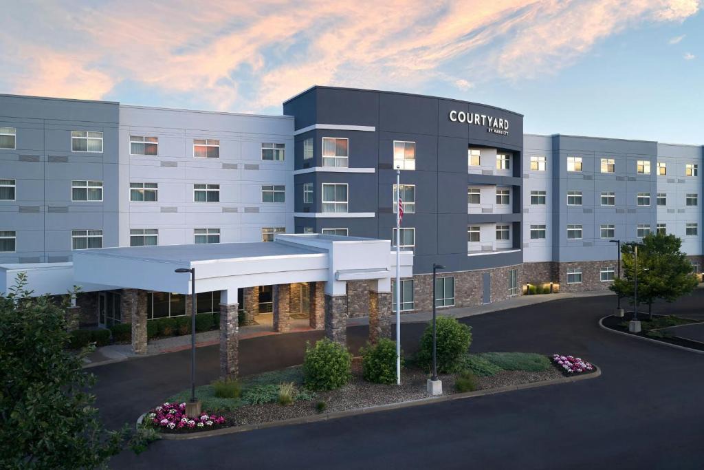 Stockade Historic District Hotel | Courtyard by Marriott Schenectady at Mohawk Harbor