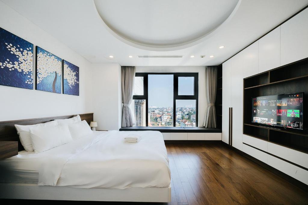 Quang An Apartment | D'Leroi Soleil - Modern Apartment by West Lake