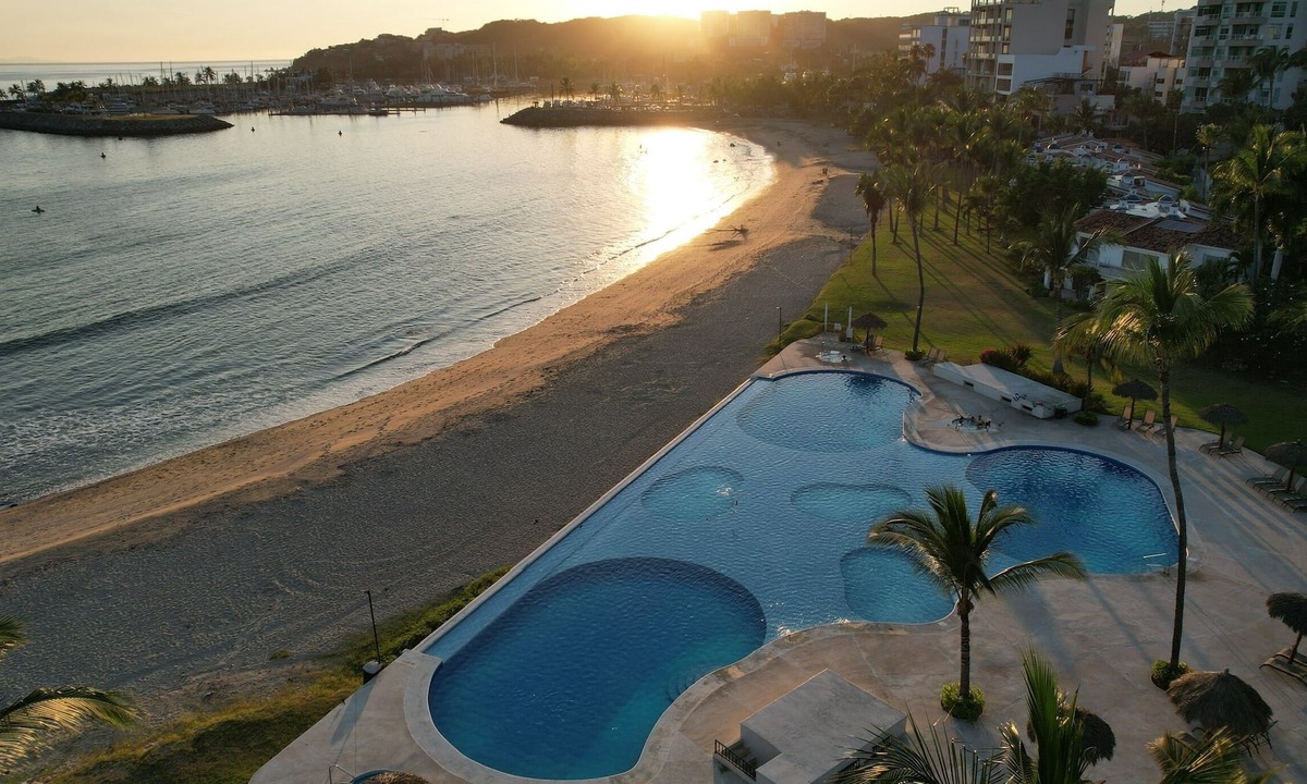 La Cruz de Huanacaxtle Villa | Deluxe Beachfront Villa