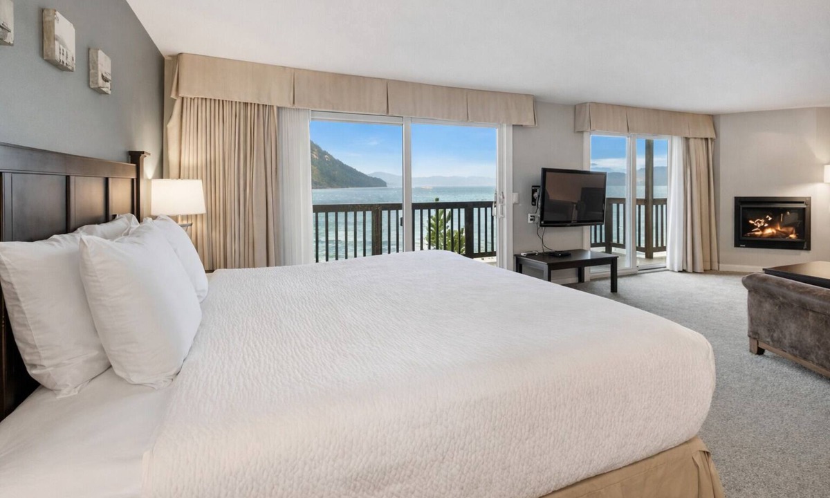 Rosario Hotel | Deluxe Waterfront King Living Room Ocean Views