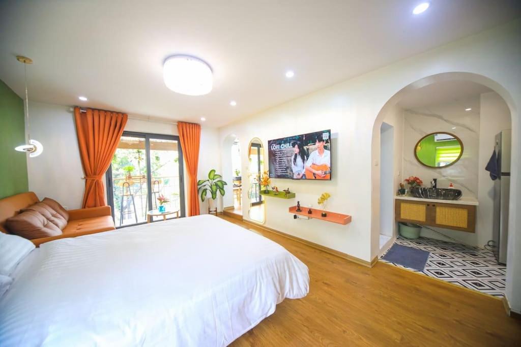 Dong Da Apartment | Domino Home with Banlcony Lake View