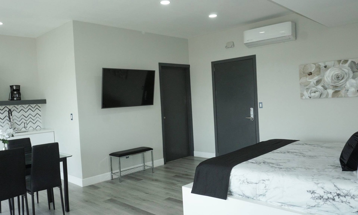 Avenida Revolucion Apartment | Downtown Studio Apartment 2