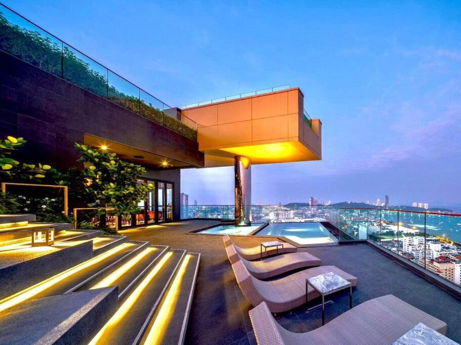 Pattaya Bay Apartment | EDGE! 1br Seaview heart in Pattaya rooftop pool