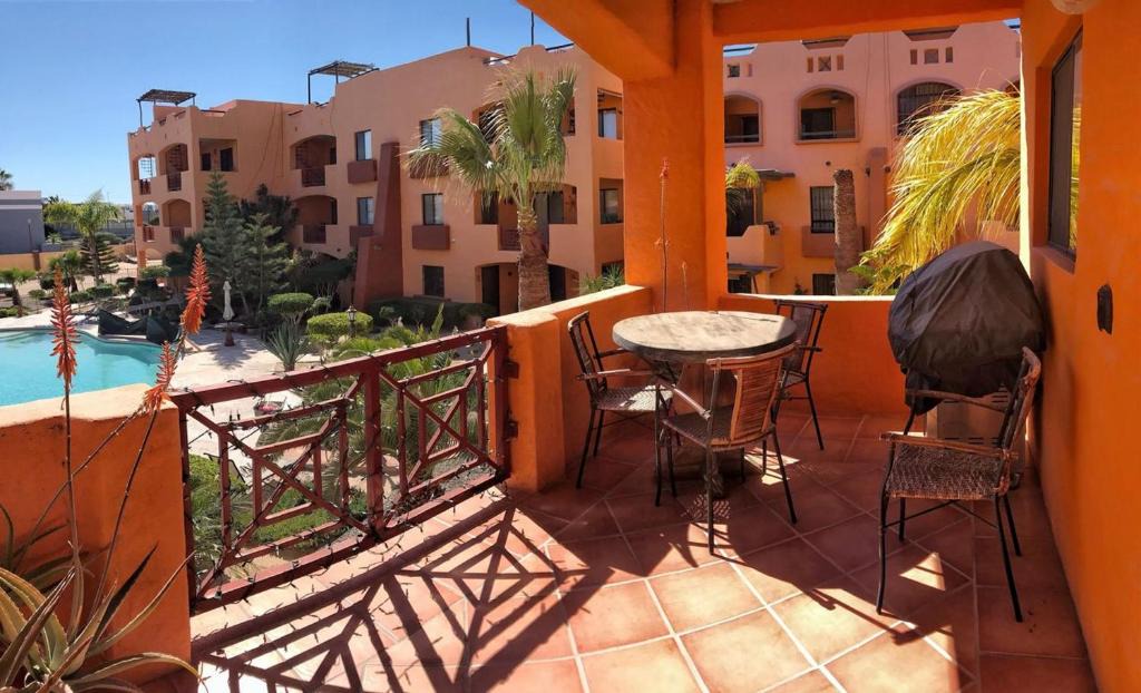 Benito Juarez House | El Pueblo 2 BR 2C Upper by Casago