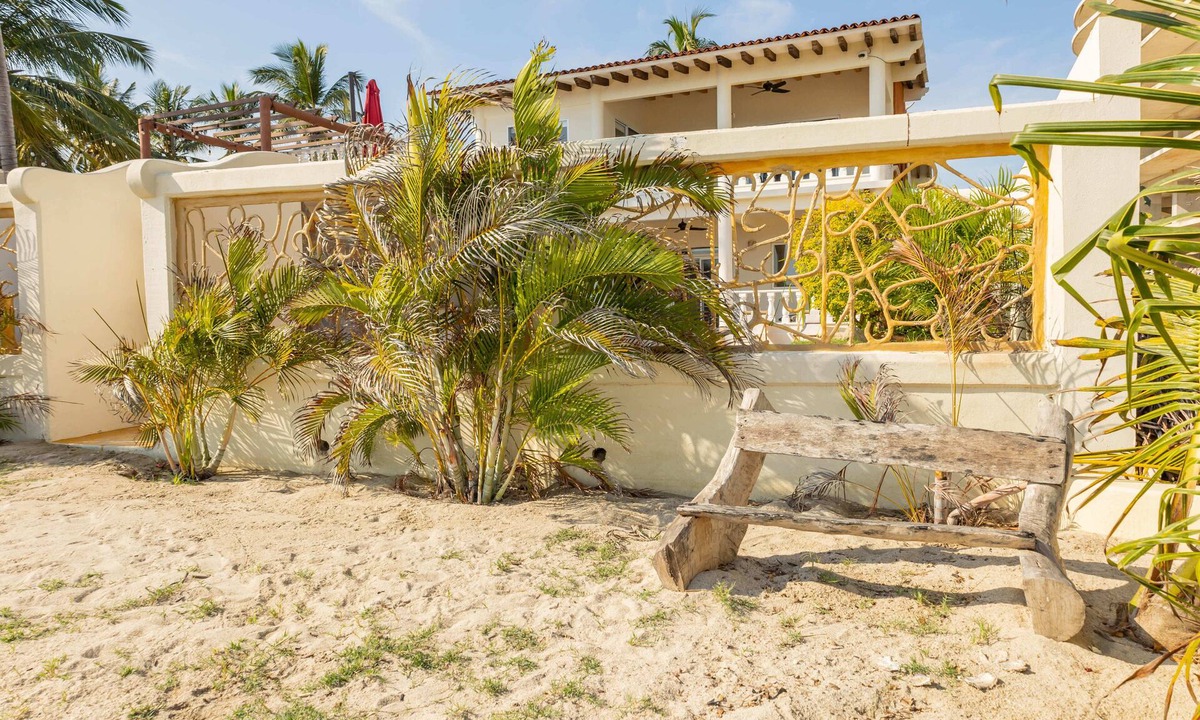 La Cruz de Huanacaxtle Ski Chalet | Fabulous 3-bedroom chalet with AC in La Cruz de Huanacaxtle