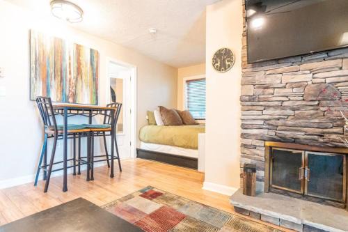Banner Elk House | First floor studio Resort access Portable AC