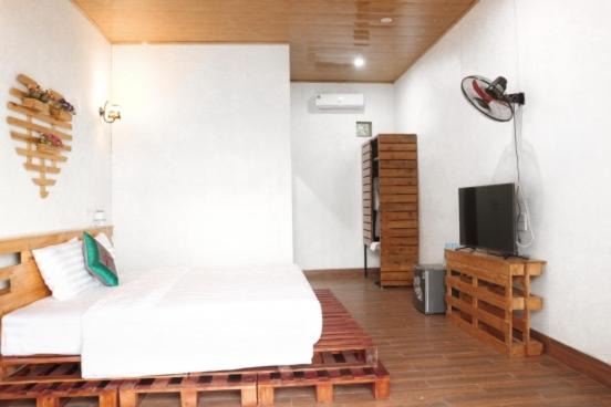 Luong Son Apartment | Furano Garden - King Size Bed room