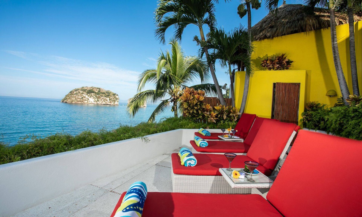 South Shore Hotel Area Villa | Great RATES with full STAFF! Relax and enjoy!