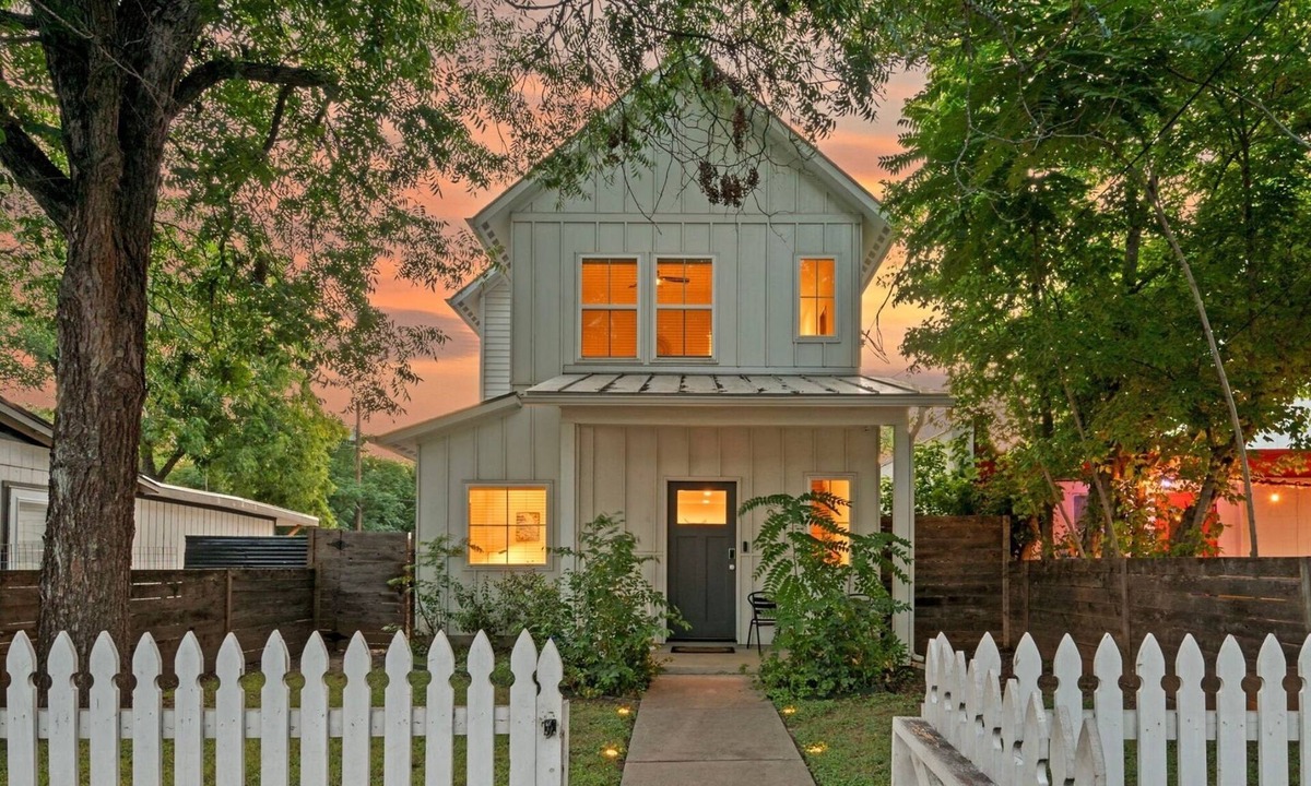 Holly House | Group-Friendly 4BR | Steps from East Austin Fun