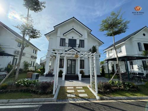 Thanh Thuy Villa | Here & Home Villa Vườn Vua