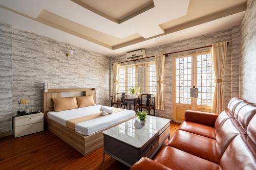 District 10 Hotel | Hoàng Long Hotel By Cozrum