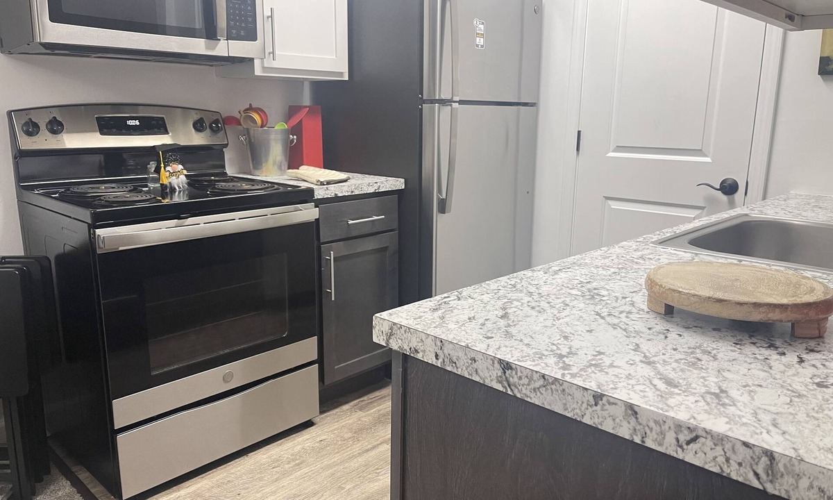 Oxford Condo | https://www.airbnb.com/h/beautiful2kingbedroomsandonesofabedonebathentireplace