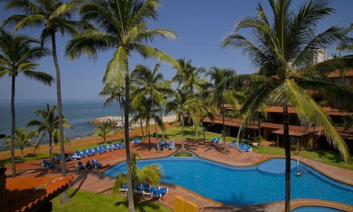 South Hotel Zone Hotel | Impeccable 3BR Condo with Tennis Court