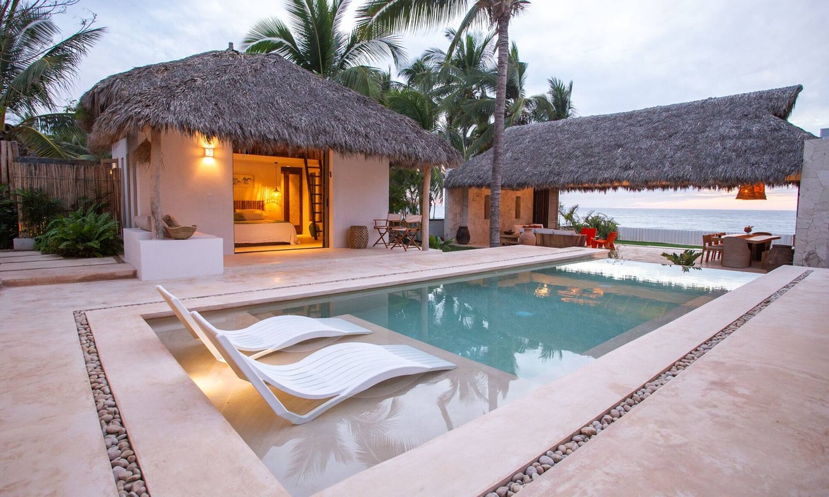 Litibu Villa | In the Sand Luxury Beach Front Villa w/climate-controlled Saltwater pool