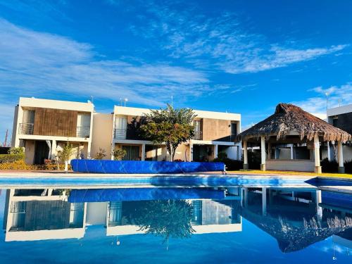 Ayala House | La casa frente a la alberca