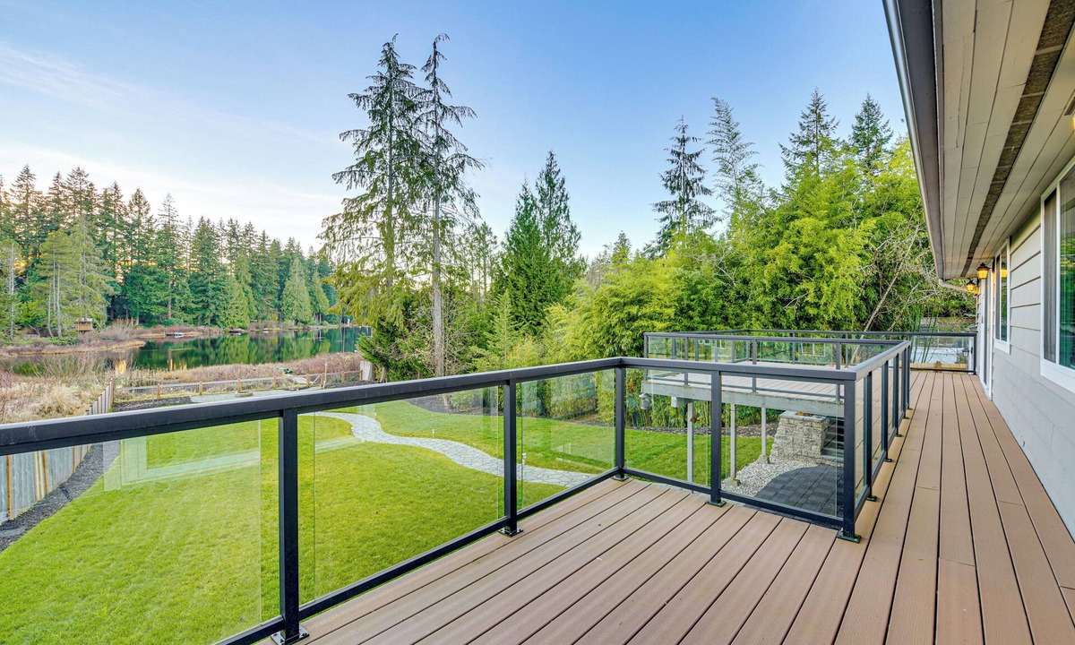 Silver Lake Cottage | Lakefront Gem: Balcony, Fire Pit & Yard in Everett