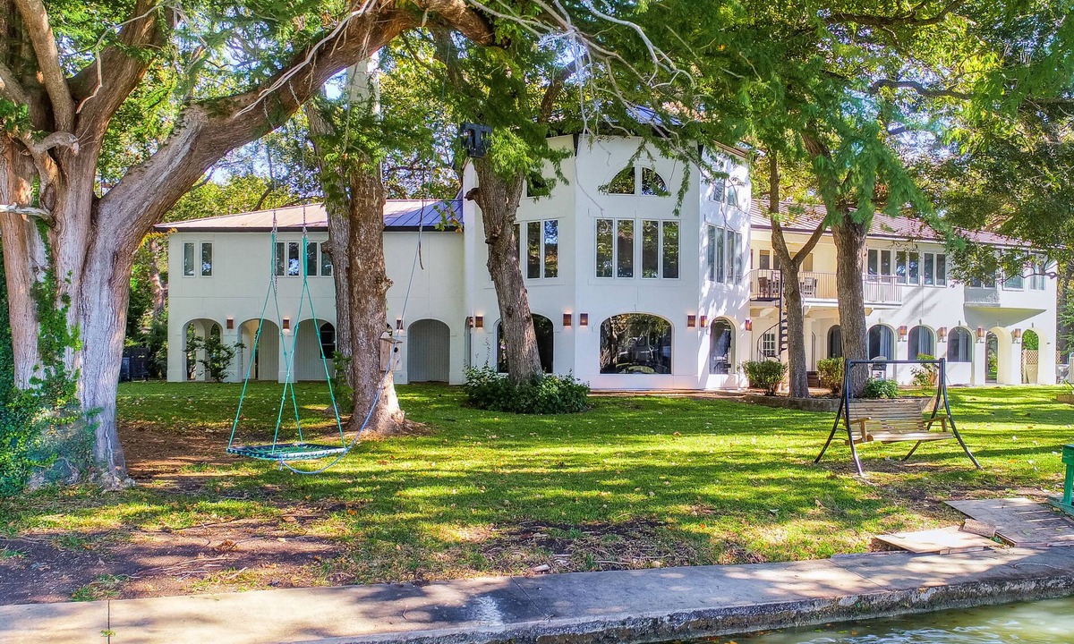 McQueeney House | Lakefront on Lake McQueeney + Sleeps 22 - Viviane!