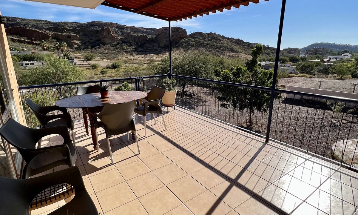 San Carlos House | Large Family Home with Spacious Yard