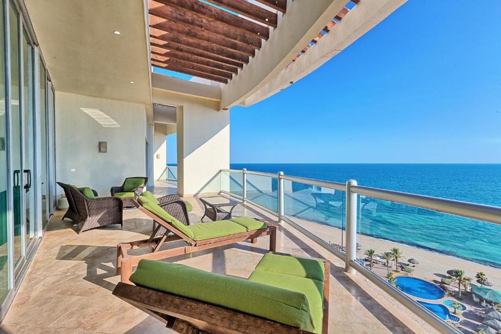 Puerto Penasco Apartment | Luna Blanca 1201 by Kivoya