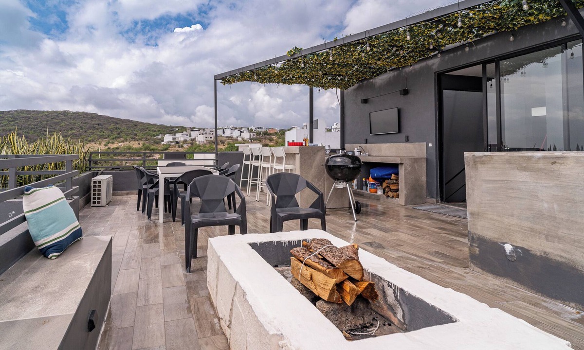 Juriquilla House | Luxurious 5-Bedroom House with air-conditioning & Private Rooftop in Juriquilla